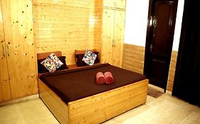 Divine Inn Hotel Near Rajouri Garden Main Market